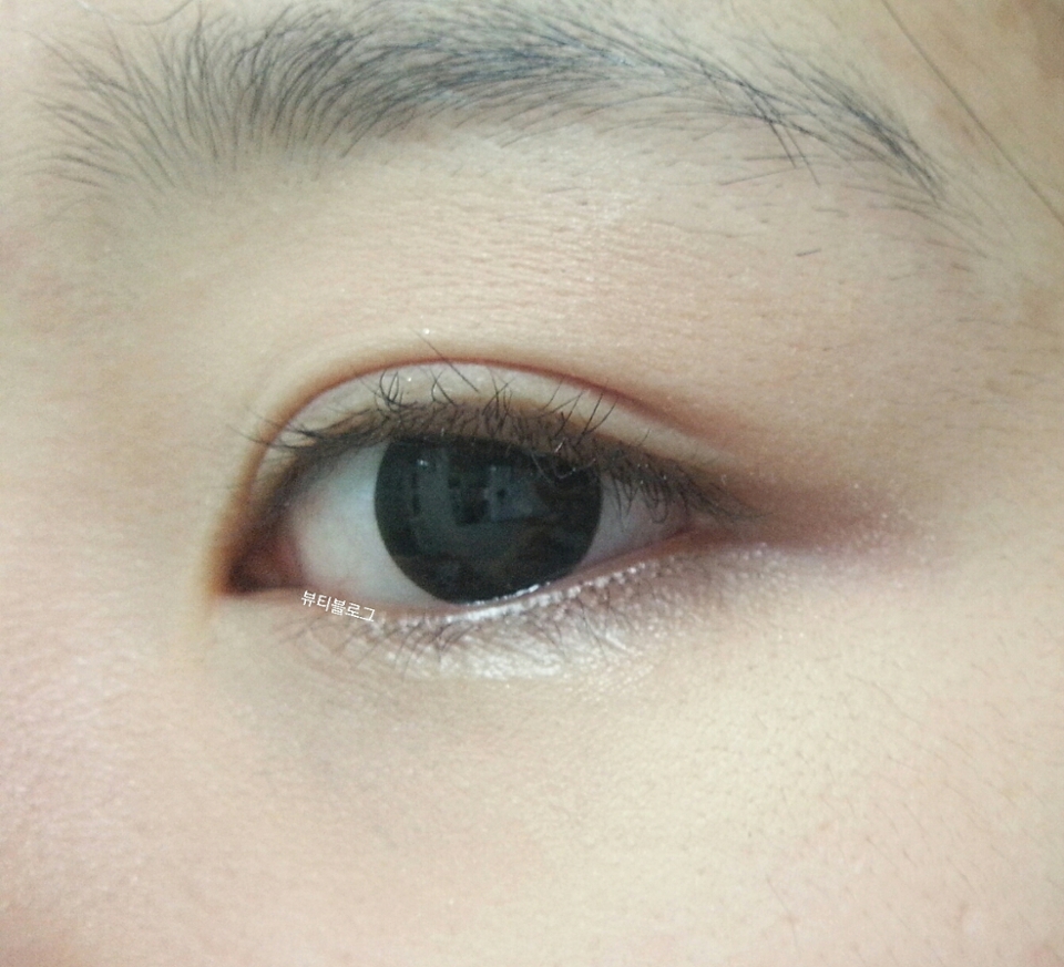렌즈 착용했습니다.
이 렌즈 학교용이나 생얼에 추천이요. 정말 자연스럽개 눈이 커져요. 친구도 렌즈낀지 모르더군요. 

오렌즈 비파인블랙 (13.2)
한달 착용렌즈 7000원