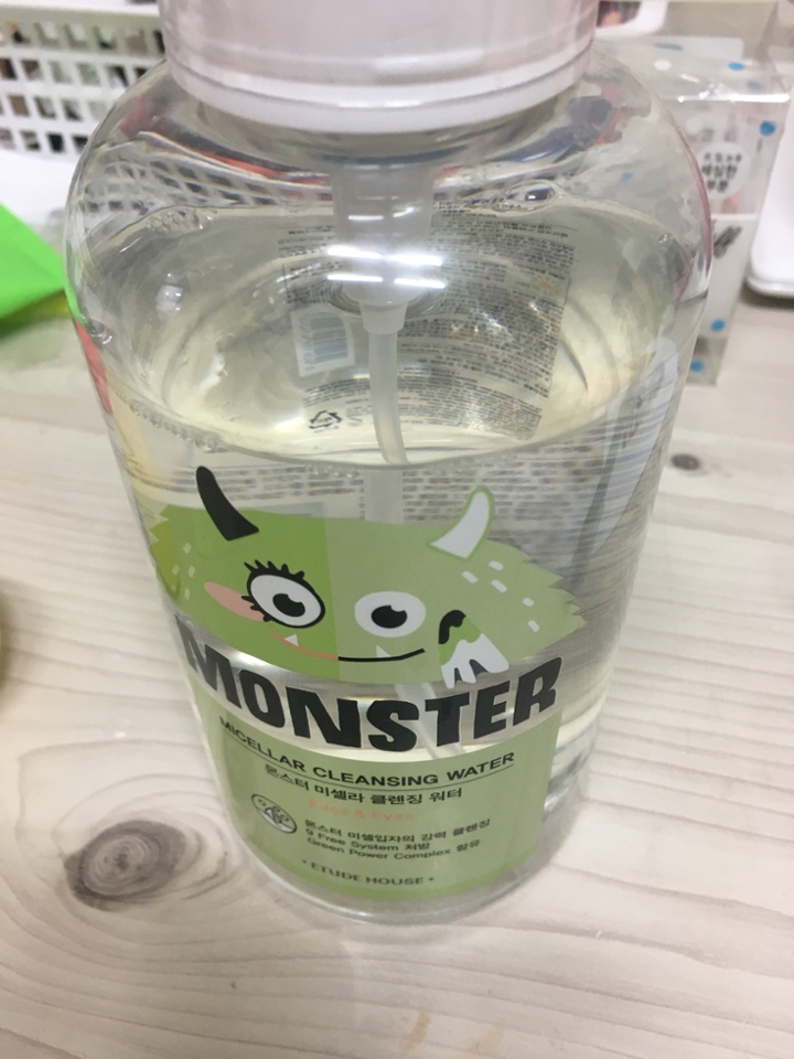 그리고 클렌징 워터를 준비합니다! 물로 여러 번 씻었는데도 색소가 계속 나왔거든요ㅎ...
클렌징폼을 물에 희석시켜서 사용해줘도 될 것 같아요~ 저는 이 제품이 피부에 안맞아서... 브러쉬나 퍼프 세척용으로 사용하고 있어요! 어쨌든 클렌징 제품을 준비합니다