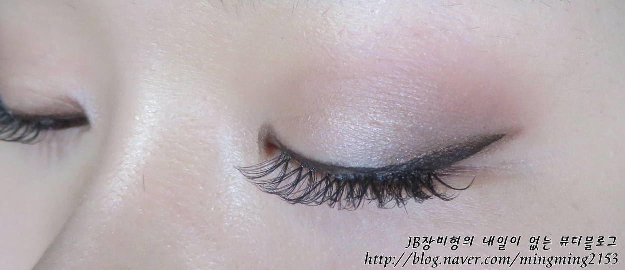 저는 콩눈이님께 선물 받은 
돌리아이의, 이름은 9호 내추럴 돌리인데 
현실은 전래 세쿠시한 래쉬를 붙여줬어요


눈길이에 맞게 자른 뒤 
남은 녀석을 뒤쪽에 겹쳐서 

더 그읔하고 더윽더 셐시하게-...!!!

