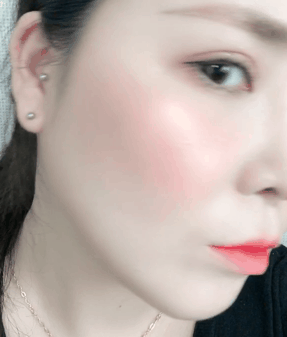 이렇게 골드펄이 있어서 
광대가 빛나면서 볼륨감 있구요

하이라이터를 따로 하지 않아도 된다는 장점이 있어요!

화질은 좀 별로지만 광만 확인 부탁해요 ( •̀.̫•́)✧ 

