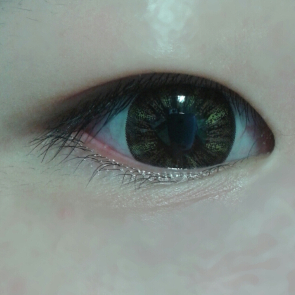 딱 렌즈만 낀 사진이에요
조명도 켜져있어요