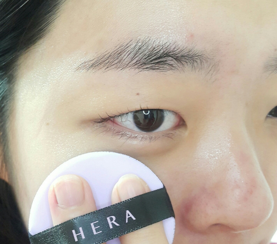 얼굴에도 퍼프로 두드리며
열심히 펴발라주었어요//ㅎㅎ