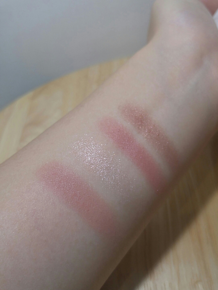 뭉침은 없었지만 브러쉬로 바를때 약간의 가루날림은 조금 있었어요!! 