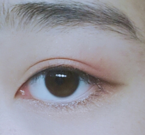 아리따움 모노아이즈 29 시크릿빔으로 아이라인을 그려줍니다.
저는 섀도우로 주로 아이라인을 그리는 편이에요!
시크릿빔 충동구매 했는데 발색이 너무 진해서 아이라인으로 쓰고있는데 좋더라구요 짱짱
왠만한 아이라인 지속력 뺨쳐요 찰싹찰싹