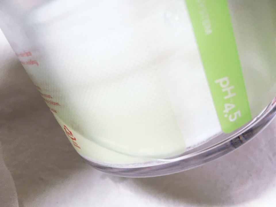 그리고 트리악 모공패드는 토너 액??이 엄청 흥건하게 많은 건 아니지만, 그래도 패드를 살짝 눌러주면 하단에 토너 내용물이 흘러나와요.
저는 패드 한번으로 닦은걸로는 수분에 갈증을 느끼는 관계로 스킨팩을 한번 더 해줄거에요ㅎㅎㅎ