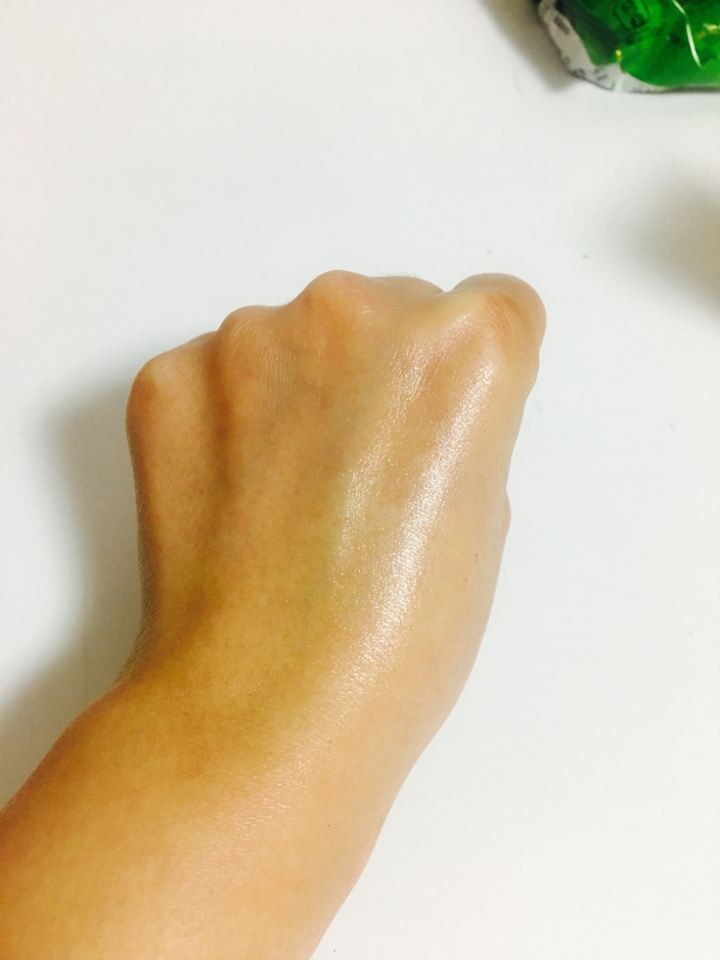 오른쪽부분에 광이 나는 거 보이시죠?!ㅎㅎ 흡수되기전까지 미끌거림과 유분기가 있으니 화장밀리지 않게 조심하세요ㅎㅎ 이거는 얼굴보다는 몸에 발라주시면 더 효과적이라는 생각이 드네요