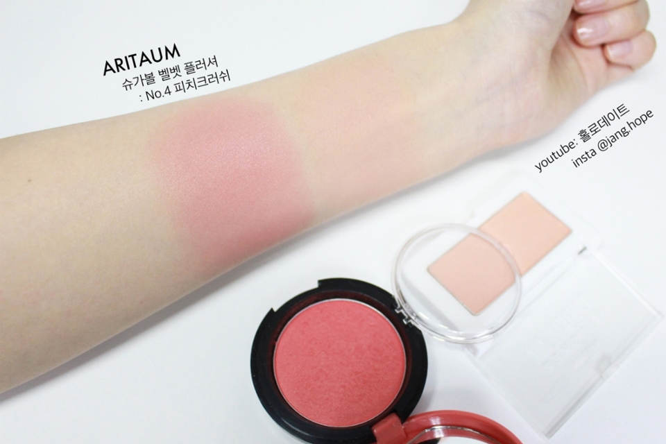 요아이는 펄이있는 다홍빛이 살짝쿵 감도는 컬러의 핑크블러셔입니다. 
뭐랄까 완전 일본 블러셔들처럼 맑은건 아닌데 은근히 생기있고 맑게  올라가요. 다만 양조절이 정말 중요해요.
잘못하면 바로 불타는 고구마입니다. 정말 소량만 사용해야해요!
