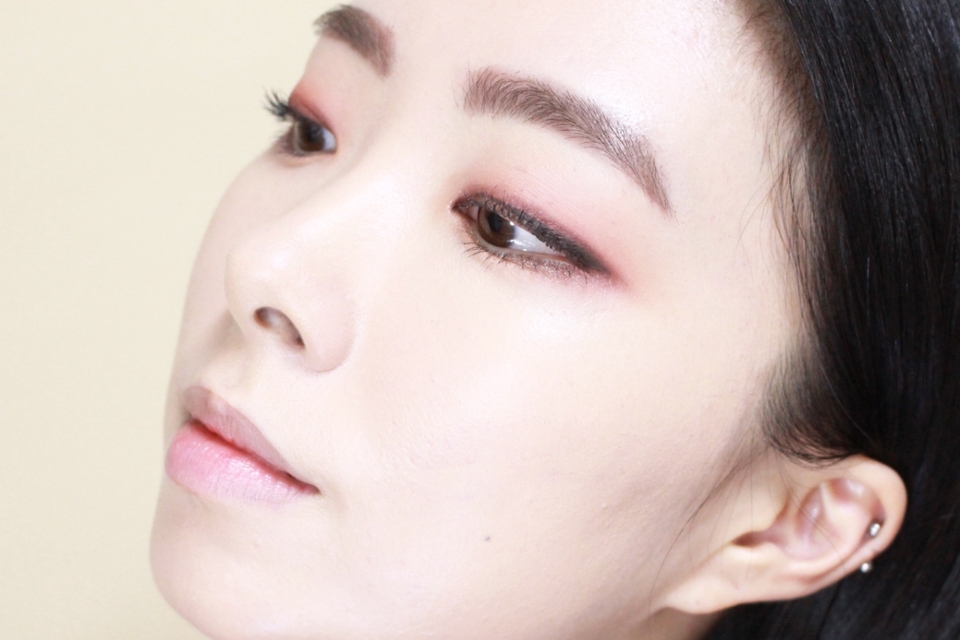 조금 멀리서보면 이런 느낌의 아이메이크업이완성도었습니다. 
아이라인을 진하게 그리지 않아도 자연스럽게  눈매가 또렷해보이고 눈이 가로로 길어졌죠?
광대와 입술에도 어서 영혼을 불어넣어볼까요?
