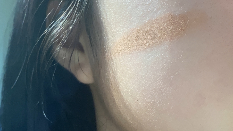 (팔목 발색보다 제 얼굴 피부에 발라본 게 더 진짜 색상과 비슷해 보여서 가져왔어요!)