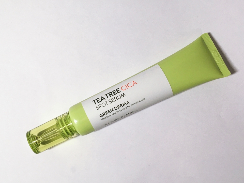 이제서야 새로운 제품을 보여드리네요..ㅎㅎ
이 제품은 최근에 받은건데, 시카 스팟 세럼이에요.
피부를 편안하게 진정시켜주는 스팟 세럼인데, 그냥 얼굴에 전체적으로 발라주기 좋은 젤 제형이더라구요! 
패드로 1차 수분 케어를 했다면, 그 다음에 사용하는 시카 스팟 세럼으로 2차 진정 케어를 시작해요 ♥