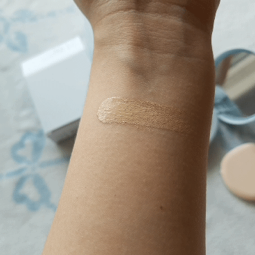 
먼저 펴바르기 전!

내용물이 수분감으로 채워져 있어서 
은은한 광이 올라오는게 보이시죠?
​

