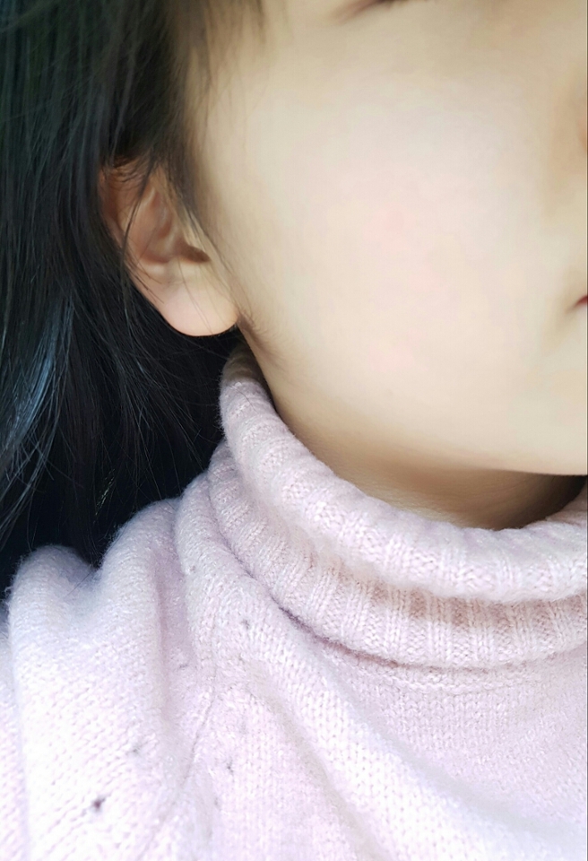 악건성 분들껜 여전히 건조할 듯해요ㅠ
민감성, 악건성이 아닌 건성! ✨
지성분들이 써도 가볍고 번들거림이 적어서 괜찮을 것 같아요. 그래도 역시 악지성 분들겐 추천드리지않아요ㅠ

약간 번들거림이라지만 악지성 피부에는 여전히 신경쓰일 수 있기때문에요!