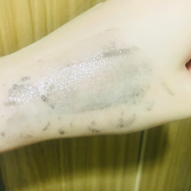 문지르면 요렇게 됩니당
검정색점박이들이 보이는데 저게 좋은 성분인걸까용
뭔지 모르겠어요ㅎ