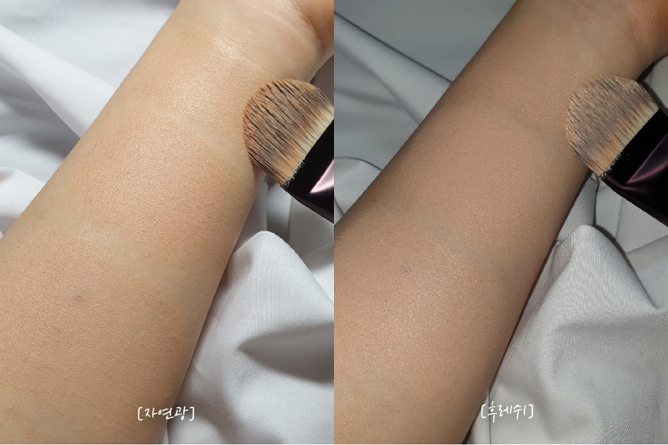 

위 세가지 별로 나눠서 사용한 사진은 순서대로

브러쉬만 사용 ---> 퍼프만 사용 ---> 브러쉬로 도포 후 퍼프 사용

이렇게 사용한 사진이에요! 대부분 2번처럼 퍼프로만 사용하셨을 것 같은데 여러가지 방법으로 도포했을때 얼마나 피부표현 방식이 다른지 보여드리고 싶었어요 :)

가장 선호하고 이 브러쉬와 궁합이 좋은건 제일 아래 부분에 브러쉬로 얇게 펴바른 뒤 퍼프로 밀착시키는 방법이에요

