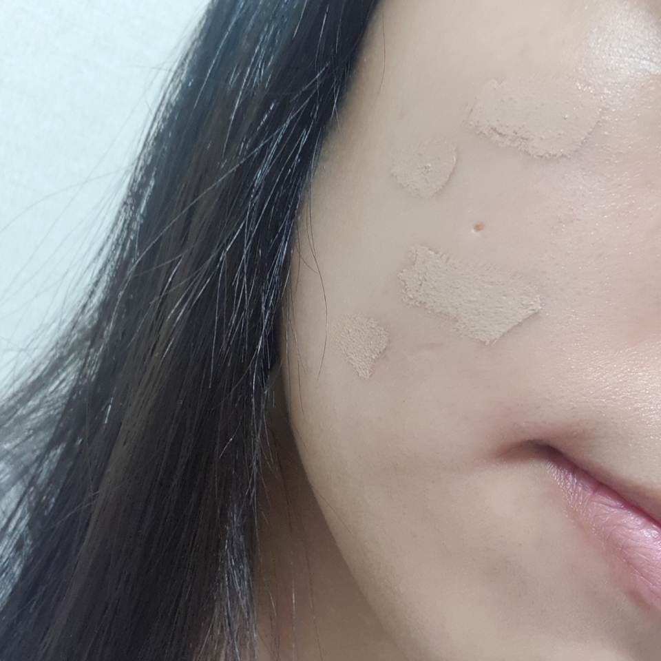 저만의 콤플렉스인 여드름이나 잡티들을 가려줌으로써 결점없는 피부를 만나보실수가 있습니다.