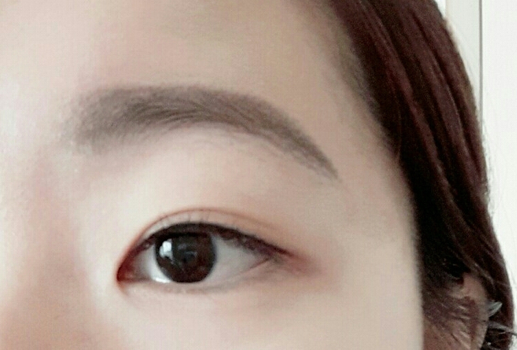 뷰러를 해주고 뭉치지 않게 마스카라 발라주면 끝~
화장을 별로 안해도 저렇게 예쁘시다니..ㅜ 저는 여기서 펄을 올리고 싶은데 말이예요..ㅎㅎㅎ