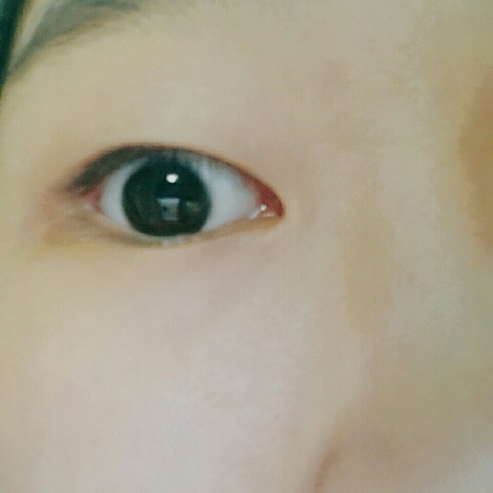 뷰러 안한 쪽은 이렇게 눈이 좀 가려지고 (너무 부릅떠서 가려지는게 잘 안보여요...)