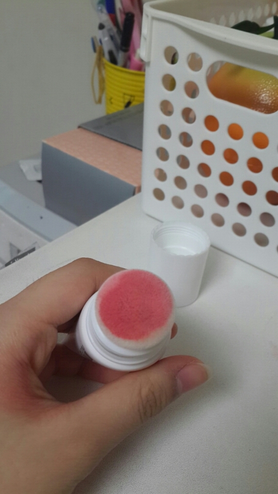 다 쓰고 나면 점 3개는 사라진다는... 

그럼 다음리뷰때 만나요~>< 다음리뷰 힌트! 손톱도 좀 길었고 가을이 되니 어울리는 컬러가 생각나네요 ㅎㅎ