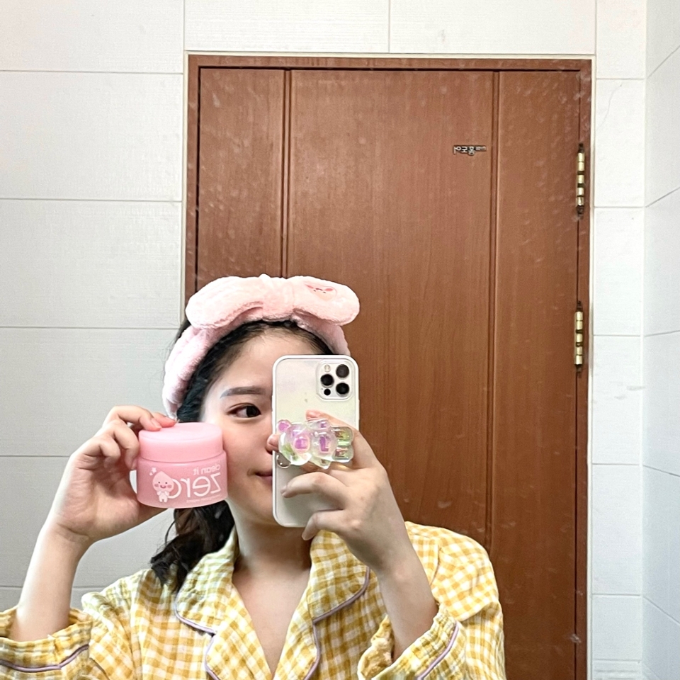 조금 부끄럽지만 제가 어피치 세안밴드를 착용하고 촬영한 모습이예요 ㅎㅎ사실 원래도 제가 어피치 세안밴드를 이용을
하고 있었는데 또 하나 늘어서 너무 기분이 좋았어요❤️