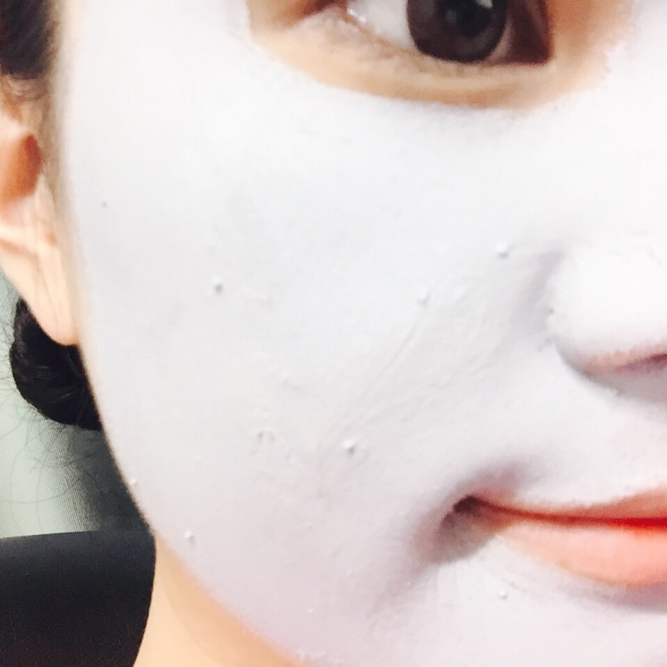 요 팩에는 캡슐이 들어있는데 바를때 손으로 문질문질해서
저 캡슐들을 터트려줘야 해요!

마른 뒤에 세안할때 남은 캡슐을 이용하여 
각질제거 기능으로도 가능하답니당 ㅎㅎ