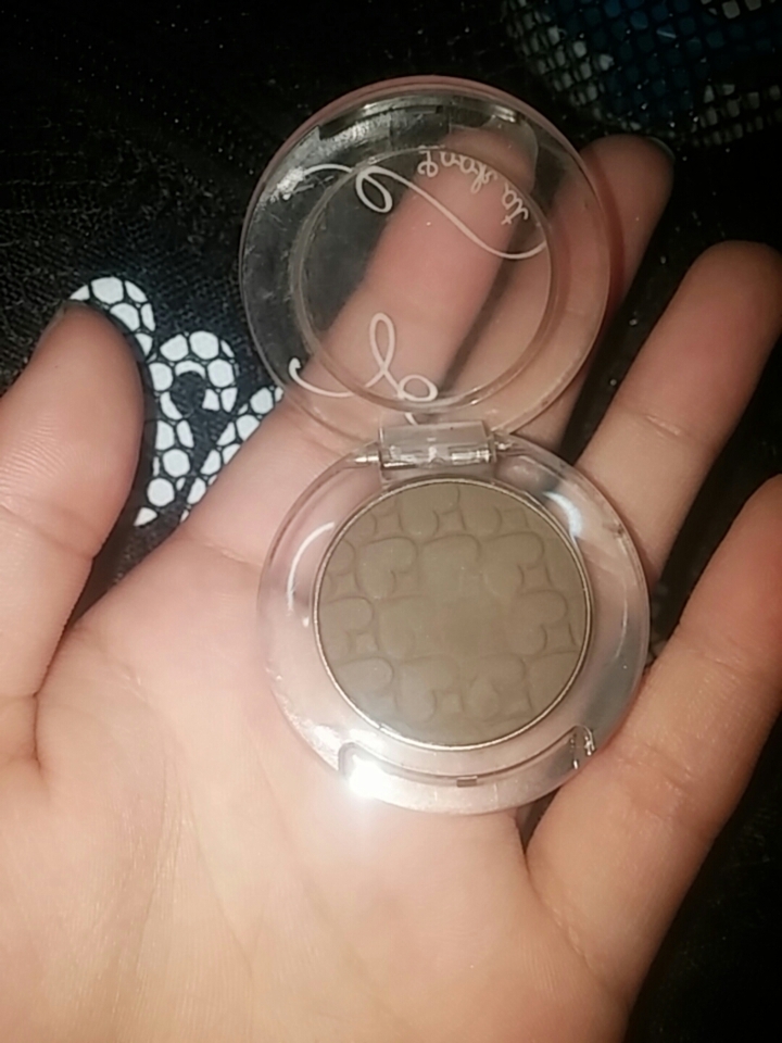 🌸카페모카
이건 산지 좀 되서 중간에 하트가 없네요 ..무펄섀도우 취향이여서 개인적으로 좋아요 💗💞
카페모카는 진짜 유용한거같아요 ~~음영줄때도 쓰고 코 쉐딩용으로도 좋아오 ❤❤발색도 짱짱 ★★★★★