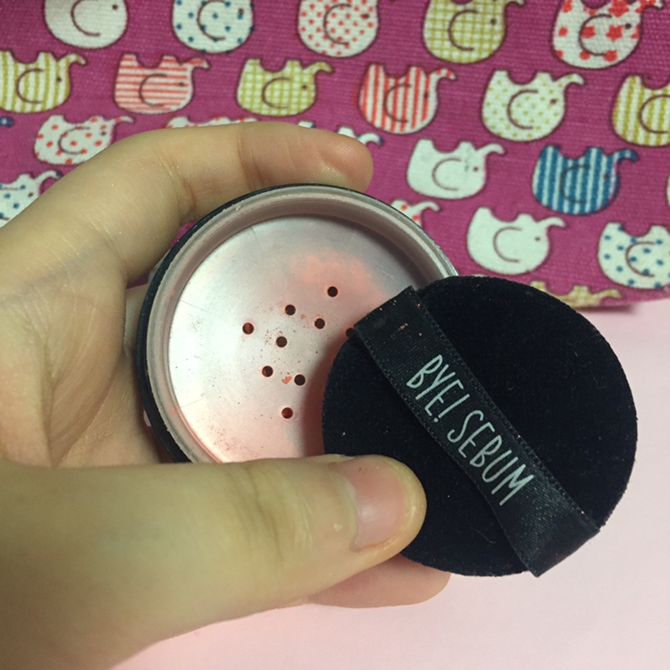 기름종이 파우더인줄아셨죠? 헤헤
에뛰드하우스 상큼자몽티가 깨졌는데 색이너무예뻐 버리지못하고 있다가 파우더다쓰고 잘개으깨서 넣었더니 들고다니면서 블러셔로 잘사용중이에요 !