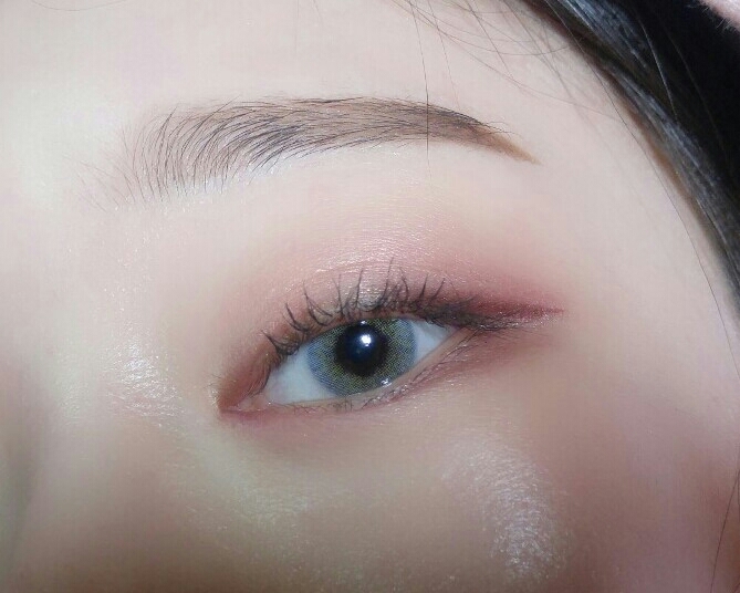 착용샷입니당
흐잌ㅋㅋㄲㅋㅋㅋ너무 낯설어서 적응하는데만 2시간걸렸어요ㅋㅋㅋㅋ전에 꼈던 그레이렌즈나 다른 써클에 비해 확실히 다른느낌이에요! 직경작은거랑 써클라인이 없는게 확 차이나는거같아요 
써클라인이 없으니까 훨씬 경계가 자연스러워요!!