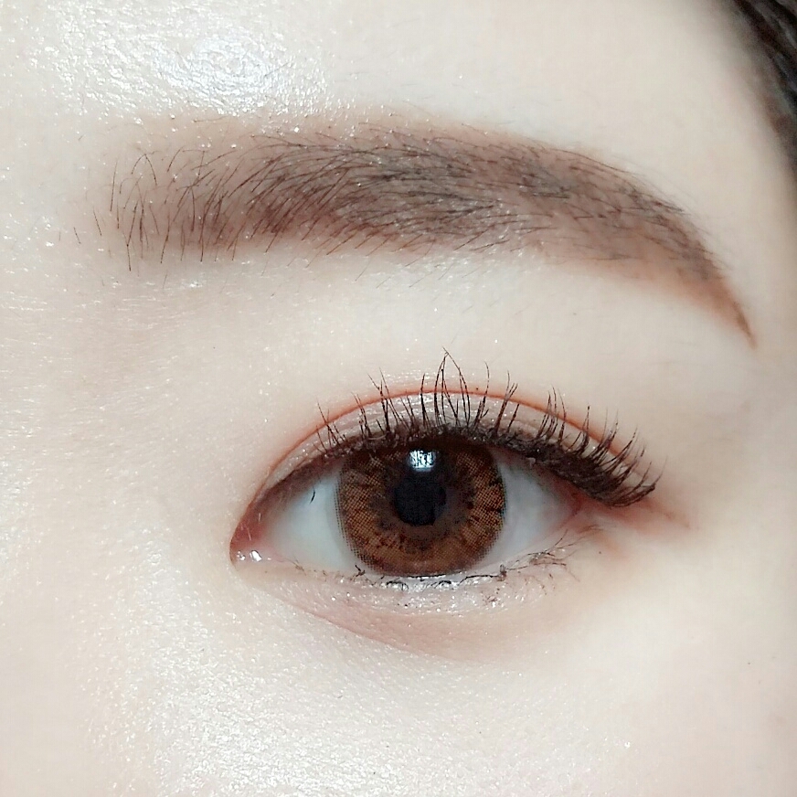 렌즈착용한모습이에요
밝은브라운색상!!