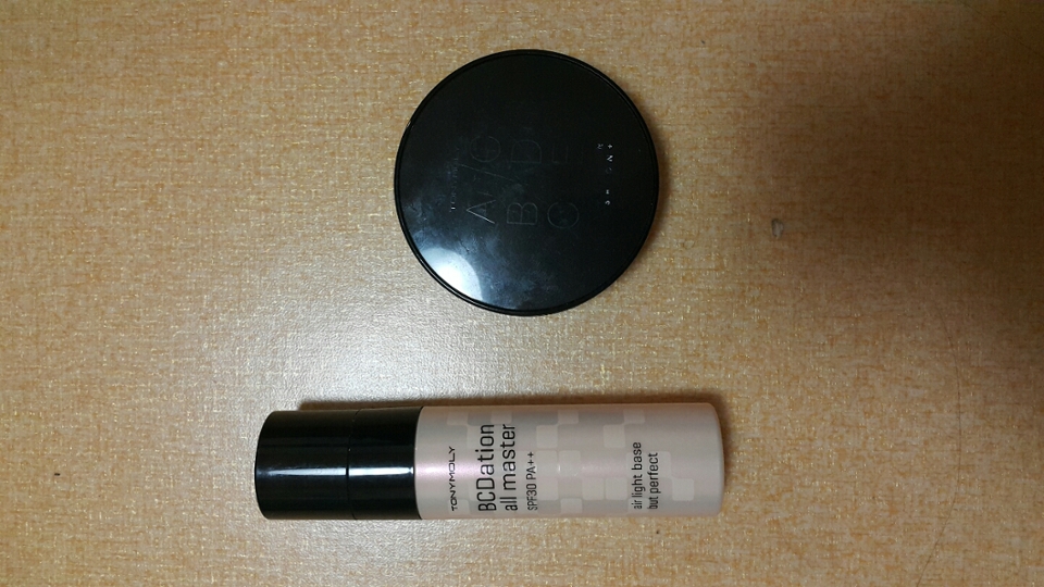 먼저 피부:-)
둘다 토니모리 제품이구요 왼쪽은 비씨데이션올마스터 이고 오른쪽은 왼쪽제품이 쿠션인걸로 보시면됩니다 😄
아 쿠션은 02스킨베이지 예요 저는 안뜨고 잘쓰고있는 제품입니다!