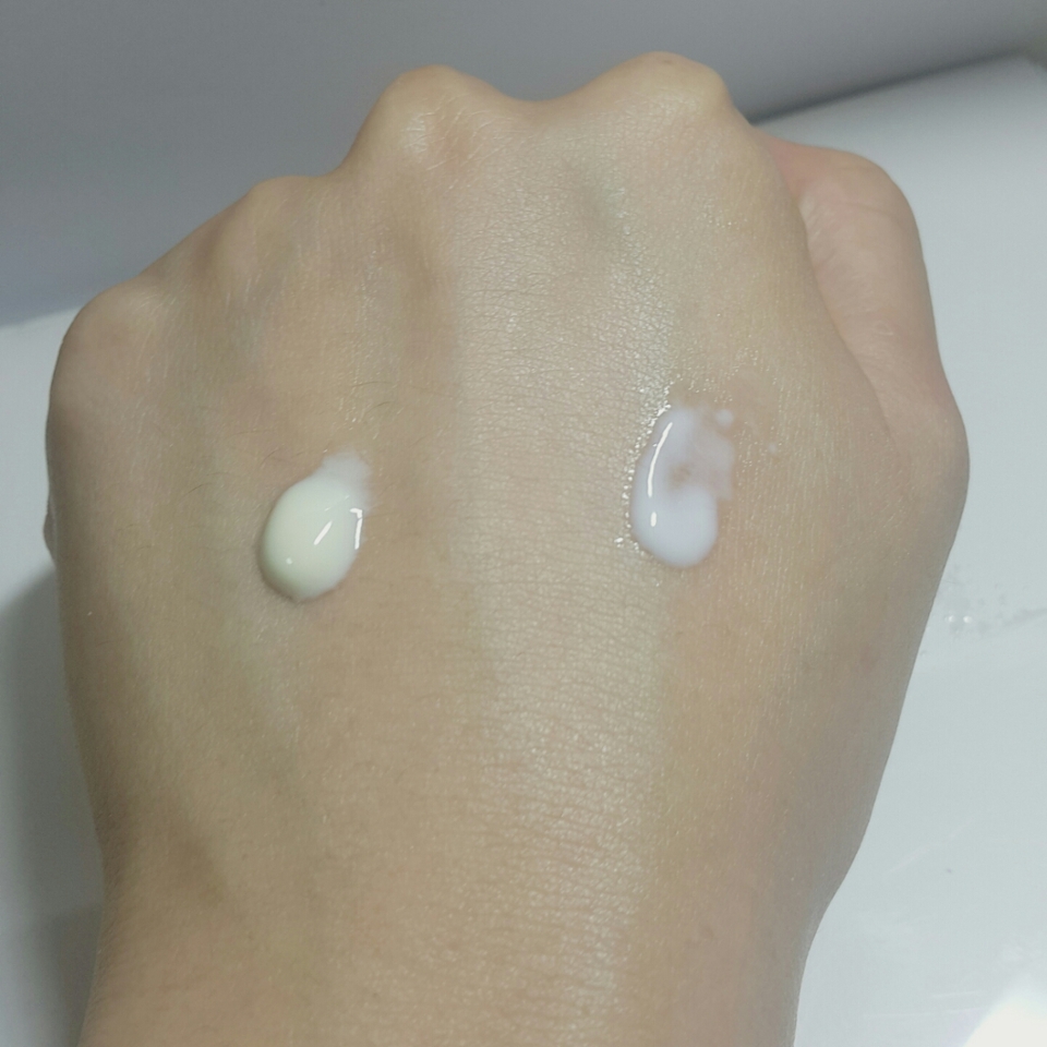 두 제품을 손등에 테스트 해봤어요
왼쪽이 새로산 주황색 미네랄 에센스
오른쪽이 퍼펙트 에센스입니다

미네랄 에센스는 약간 노란빛이 돌고 타 브랜드 선크림과 비슷한 느낌입니다
퍼펙트 에센스는 희고 점성이 아예없이 흐르는 제형이에요
