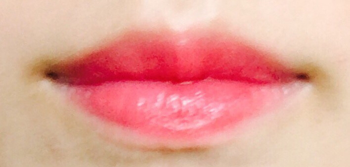 입술발색샷이예요
아무래도 촉촉한타입이여서 발색이 찐하게 된다기 보다는 자연스럽게 촉촉한 느낌으로 발려요👍🏻👍🏻
입술이 건조할때 립밤대신으로 써도 될것같을 정도로 촉촉하고 각질부각이없어요!