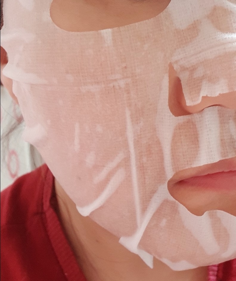 
에센스 제형을 잘 머금을 수 있는 도톰한 시트! 흡수가 잘 되는 조합이죠?

10분 정도 지나서 떼내면 생각보다 산뜻해요. 

끈적임 없이 산뜻하게 흡수 완료!

