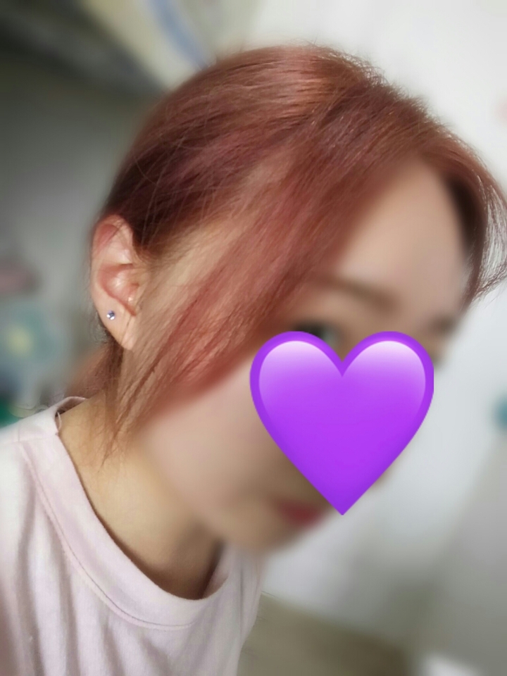 이 색이 그나마 가장 정확한 것 같아요ㅎㅎ 여기서 좀 더 밝으면 딱!! 제가 보고있는 색이에요ㅎㅎ 한 가지 아쉬운 점은....레드 계열이라 색이 오래가지 않아요ㅠㅠ 이 점 모두들 참고하시면서!! 예쁜 머리 하세요!!❤💜