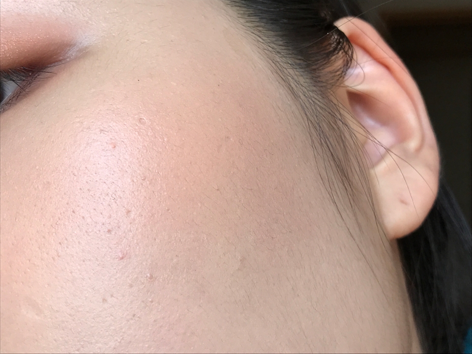 볼에 직접 발색한 모습을 보여드릴게요!

조금 옅게 발색한 모습이구요 실제로 보면 펄덕분에 피부가 원래 좋은듯 촤르르해 보여요 ㅠㅠ

옅게 바르면 복숭복숭 살구살구한 느낌이 너무 이뻐요:)