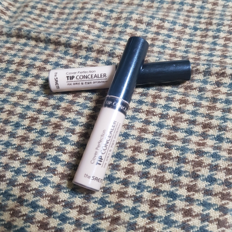 가성비 갑인 더샘브랜드의 제품을 가지고왔습니다.
바로바로 오늘의 주인공인 더샘 커버 퍼펙션 팁 컨실러 2종을 소개해보록하겠습니다.
