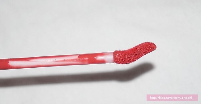 
​솜방망이가 입술에 바르기 쉬운 양으로 휘어져 있어 바르기가 쉬웠어요!