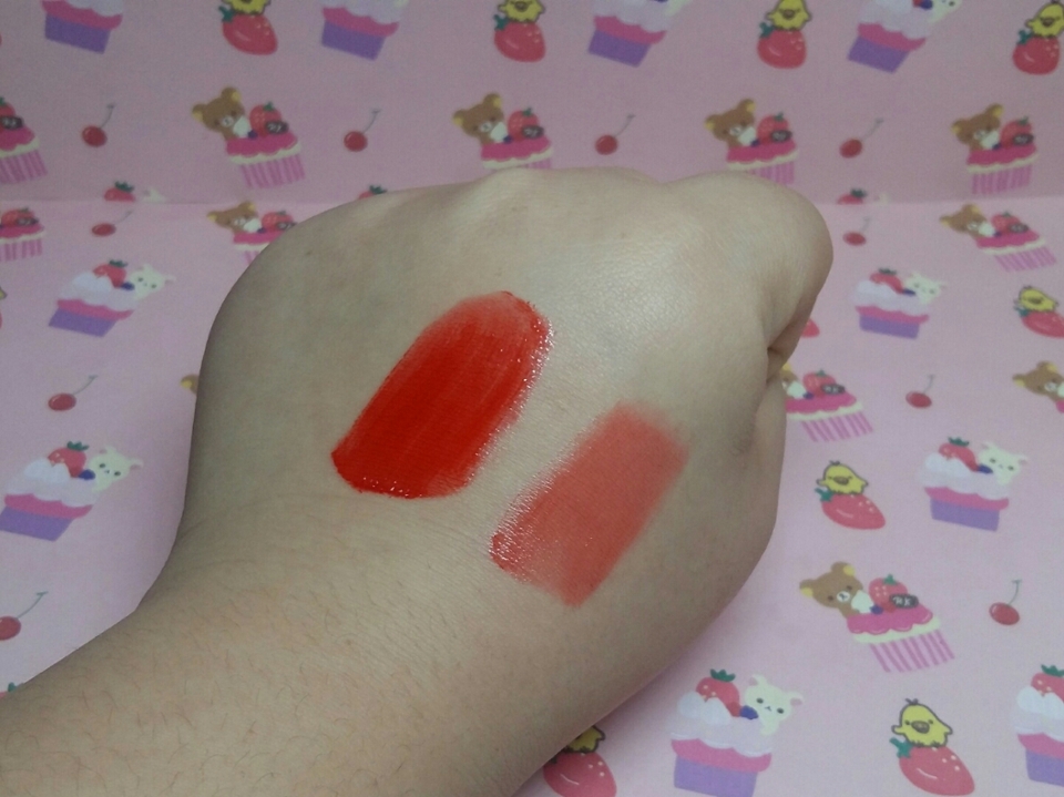 왼쪽은 풀로 2번발색했구 오른쪽은 입구에틴트를덜어 아주얇게 발라보았어요~~~!약간 핑크+레드+오렌지가다들어간 색감인데 비중은 레드>오렌지>핑크더라구욥