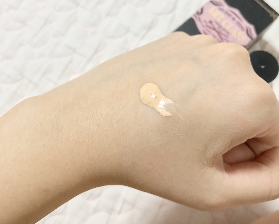 
쫀쫀하다긴 보다는 흐르는 듯한? 제형의 파운데이션이에요!

색깔은 핑크베이스랑 옐로우 베이스를 섞었다는데....제 피부에는 붉은기가 많이 돌아ㅆ아요ㅠㅠ!