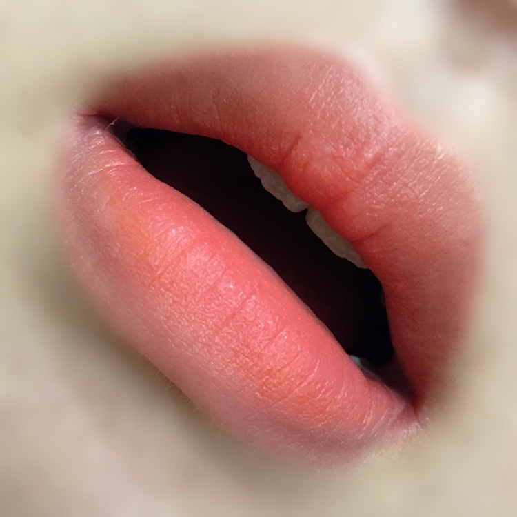 4. “피치지마자기야” 컬러를 입술전체에 발라줍니다 입술선쪽에는 손으로 블렌딩 해줍니다