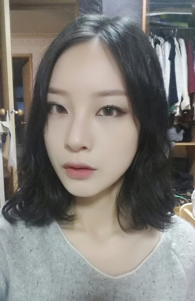 치크는 섀딩으로 살짝 터치해줬어요 섀딩으로 치크를 하면 블러쉬를 한것 같으면서도 색은 진하지않아서 가을과 스모키에 잘어울리는 치크가 되요 전체적으로 섀딩도 넣어줬어요