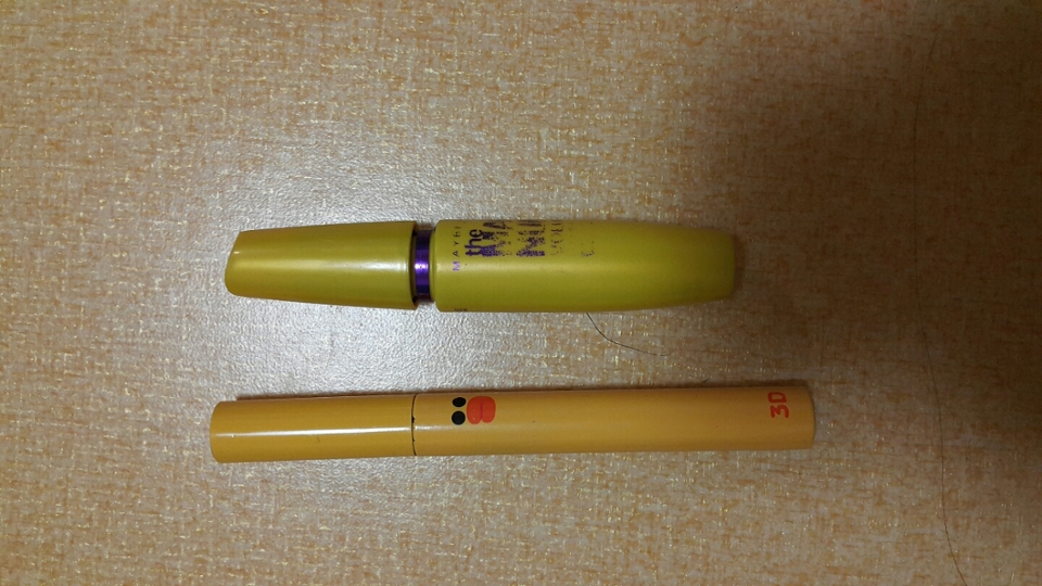 왼쪽은 미샤 더 스타일 3D 마스카라
오른쪽은 올리브영에서 산 메이블린 매그넘 워터프루프 마스카라 입니다!
저는 미샤꺼먼저 발라주고 나중에 올리브영껄로 고정시켜줍니다 둘다좋아요!😄