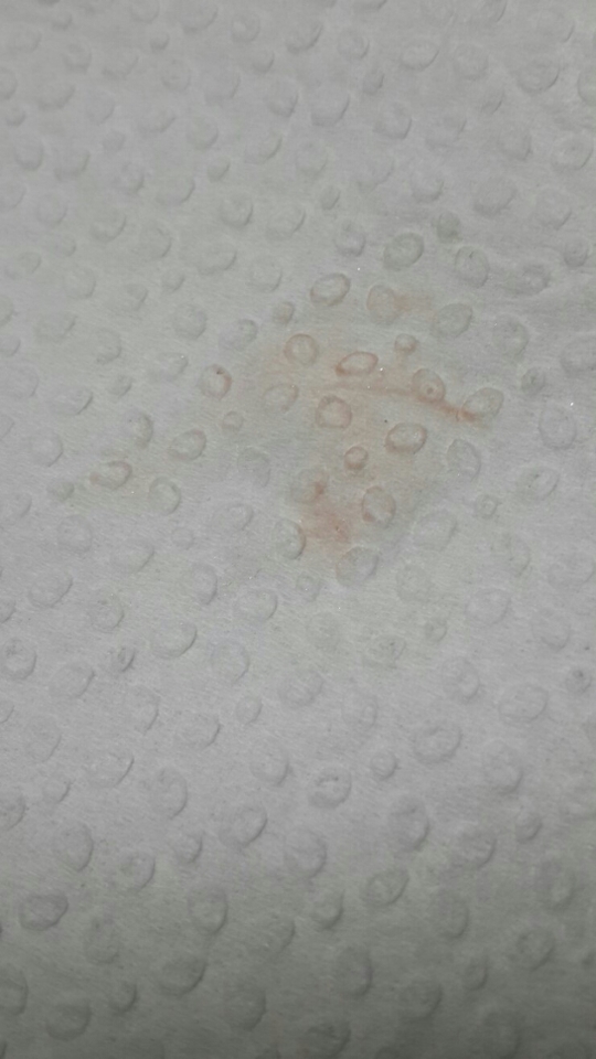 이건 발색후에 닦아낸 모습인데요.

이렇게 보니 또 나름 색깔이 있죠?ㅎㅎ