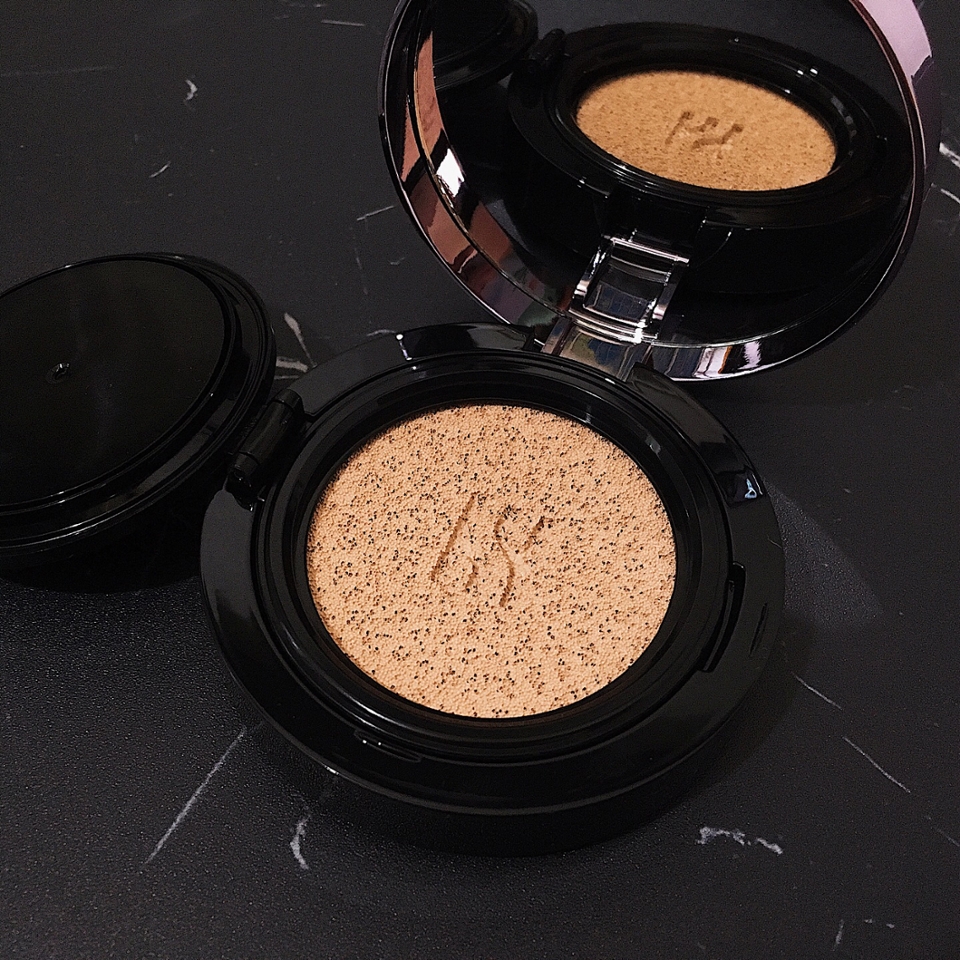 제가 사용한 색상은 c21 바닐라 커버 색상이에요!


기존 미스트쿠션은 어둡다는 평이 많았는데, 그 점을 잘 보완되서 출시된 것 같더라구요!


촘촘한 스펀지가 파운데이션 액을 고르게 머금고 있어서 따로 퍼프에 고르게 펴 줄 필요없이 바로 두드려주면 돼서 좋았어요☺️