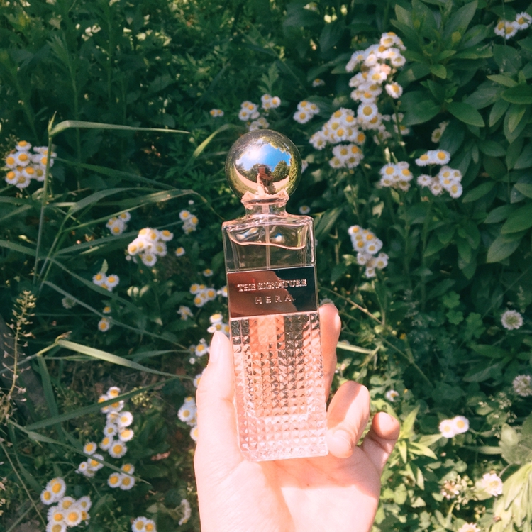 향수가 너무 예뻐서 뿌릴때도 기분이 좋아요