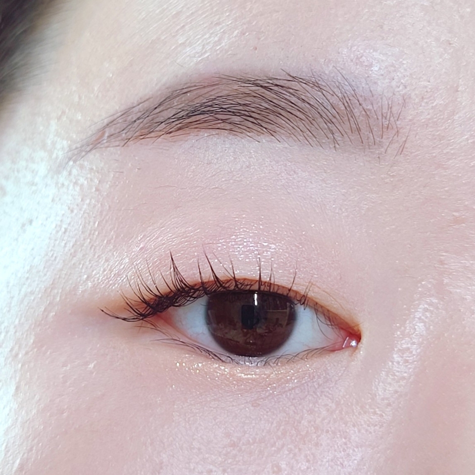 Only 루나 소프트 포뮬라 펜슬 4종으로만 완성한 깔끔한 아이 메이크업!

​

찬찬한 펄감도 예쁘고, 파우더 타입 글리터에 비해 지속력이 월등히 좋다는 점이 극호 포인트⭐⭐⭐


파우더 타입은 가루 떨어짐도 있고, 시간이 지나면 날아가거나 유분에 절어 색이 짙어지는데 루나 소프트 포뮬라 펜슬은 그런거 없슈😚

​

요렇게 메이크업 해 놓으면 하루 종일 첫 모습 그대로, 깔끔하게 유지돼요

