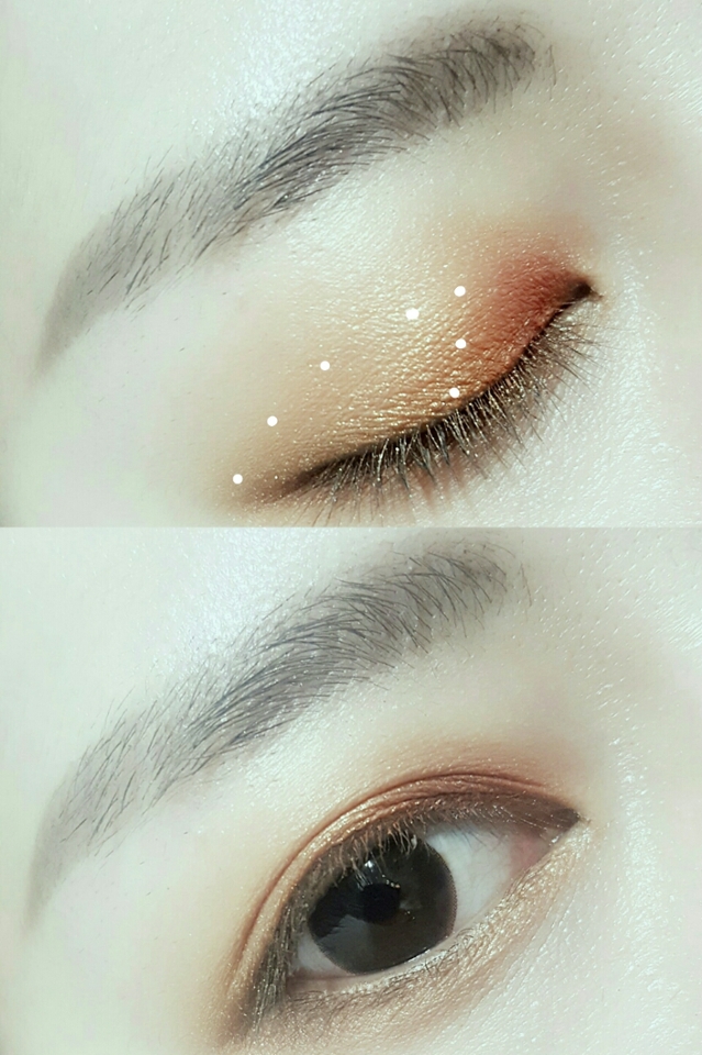 노란빛이 도는 옅은 오렌지 펄섀도우를 쌍커풀라인과 눈밑 삼각존 지점에 발라주세요 (에뛰드하우스 니모찾기)