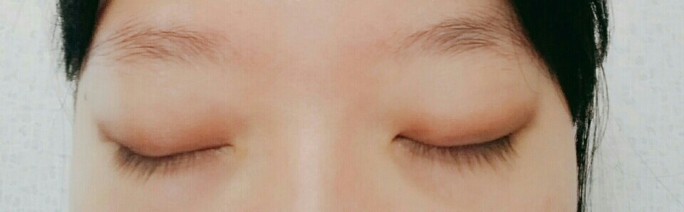 이제 두번째색 초콜릿으로 토스트를발랐던범위보다 좁게 쌍꺼풀라인 안으로 발라주세요 이제양조절주의해주시고 끝부분은한번더발라주세요