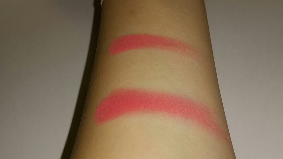 플래쉬를 켜고 찍은 사진이예요!
플래쉬를 켜고 사진을 찍으니까 좀 더 핑크빛으로 보이고 펄도 조금씩 보여요ㅎㅎ