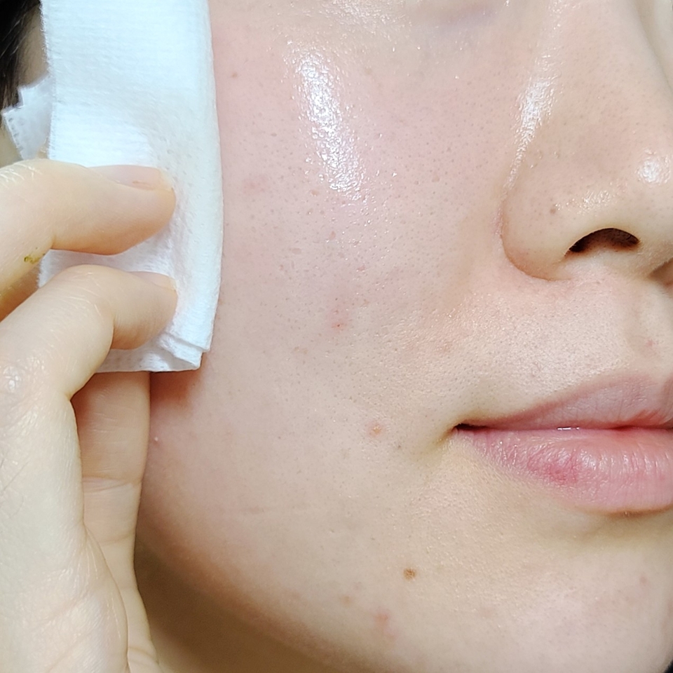 개인적으로 세라베리옴 앰플 프렙 에센스에서 가장 마음에 들었던 부분은 쓰자마자 피부에서 뿜! 뿜어져 나오는 윤기🧡

​

흡수가 빠른 저분자 세라마이드와 프로바이오틱스 성분 때문인지 단시간에 피부 컨디션을 쭉 끌어올려 주는 느낌이더라구요

​

약간 부스팅 에센스 같은 느낌?

