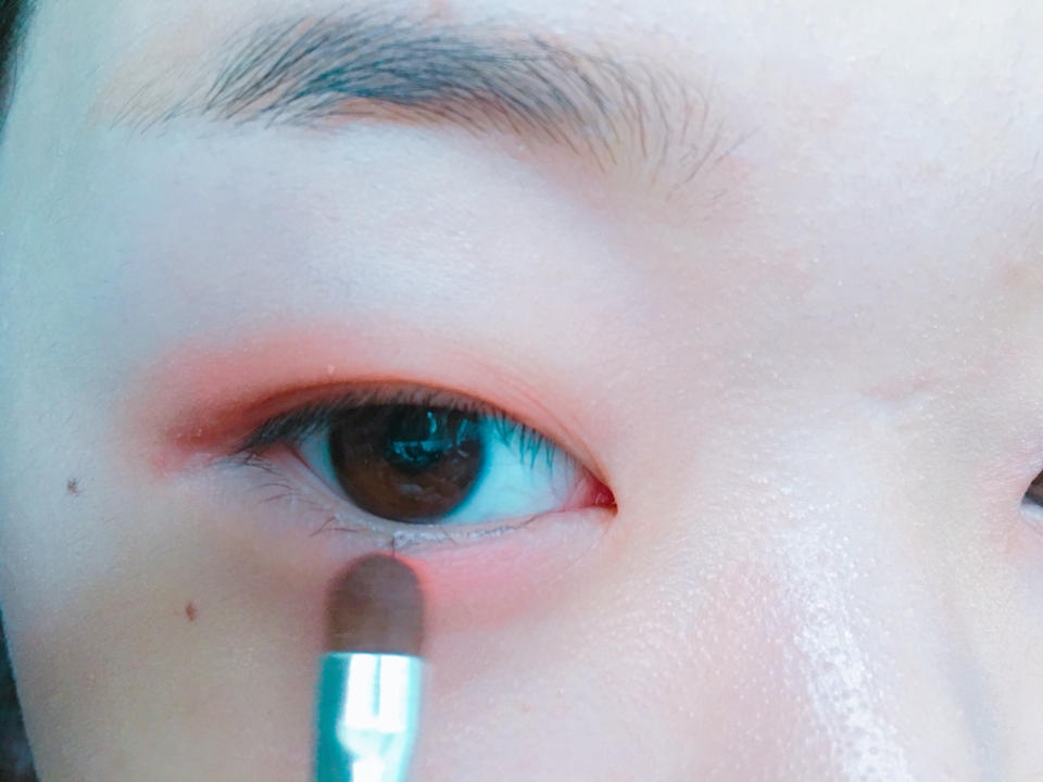 애굣살 부분에도 발라주세요